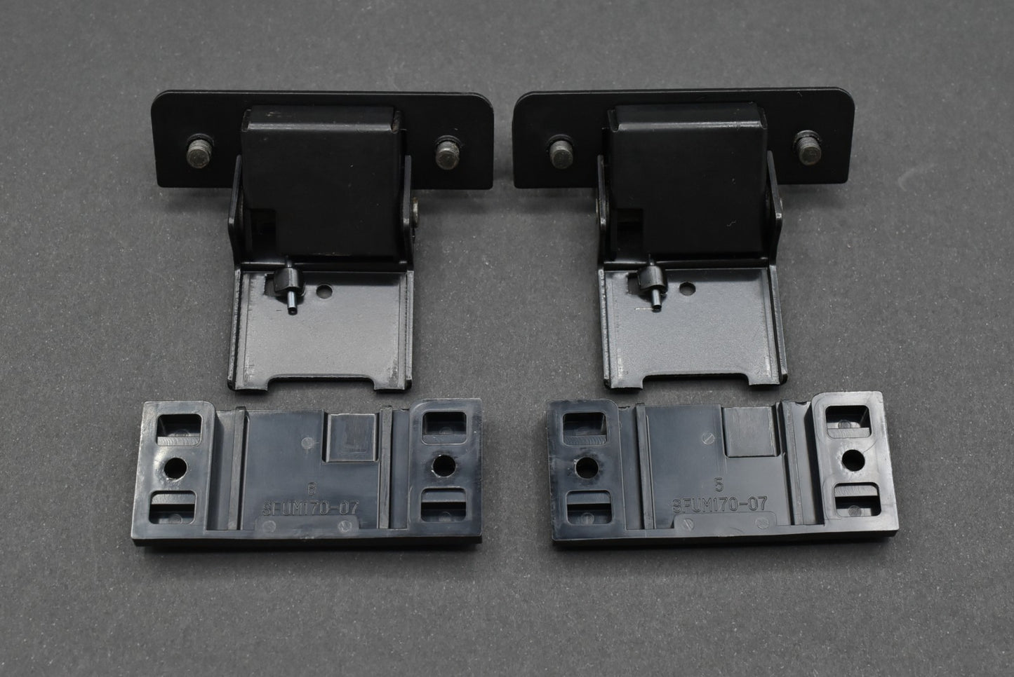 Technics SL-1300 MK2 / SL-1400 MK2 / SL-1500 MK2 Dustcover Hinge Bracket.